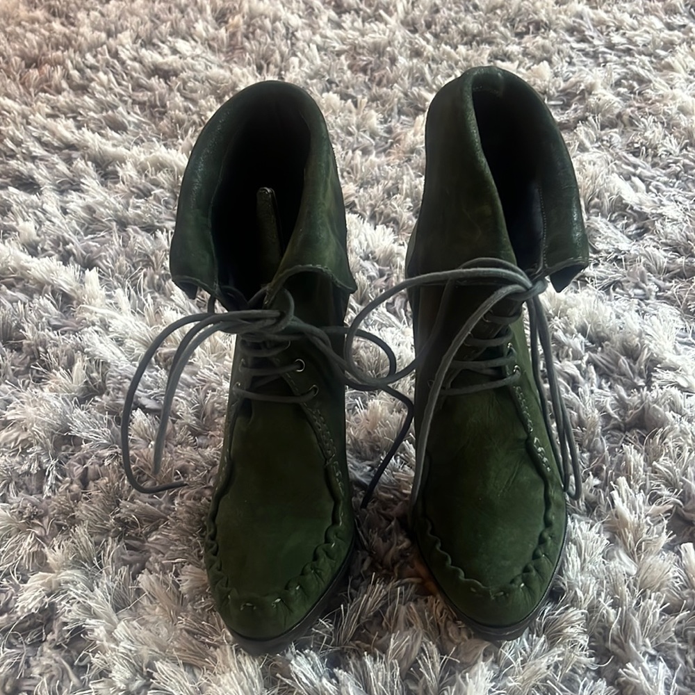 Suede lug sole green boots size 7.